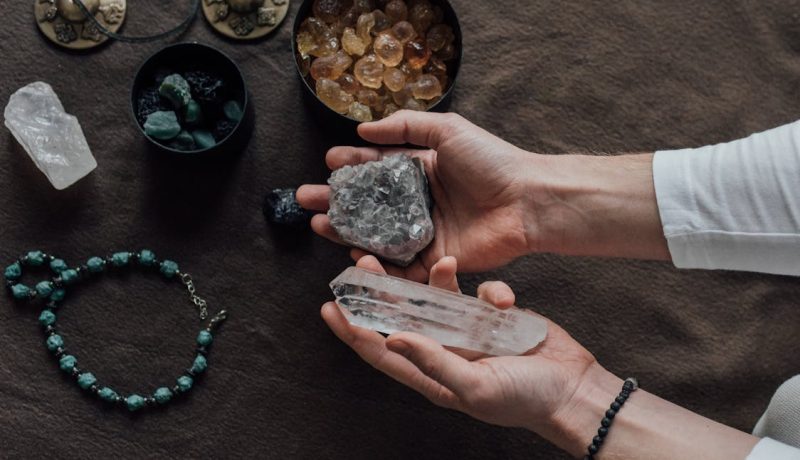 Mains tenant des cristaux - financer sa formation en lithothérapie