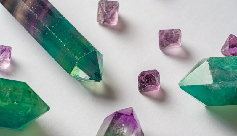 Collection de cristaux et pierres utilisées en lithothérapie